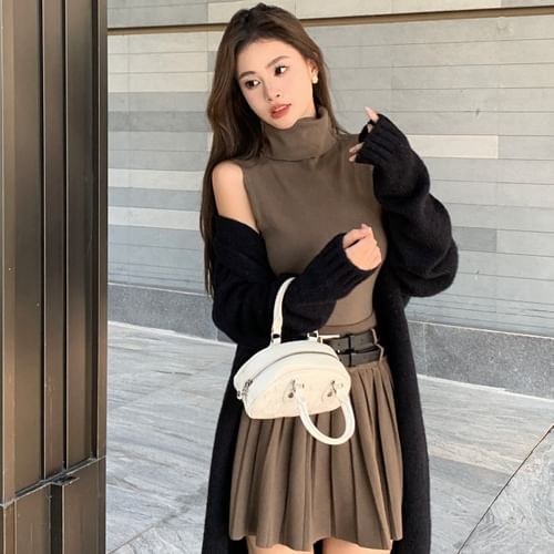 Sleeveless Turtleneck Plain Knit Top