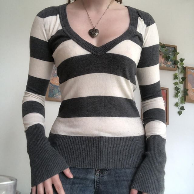 Rosesand-Gestreifter Slim-Fit-Pullover mit langen Ärmeln und V-Ausschnitt