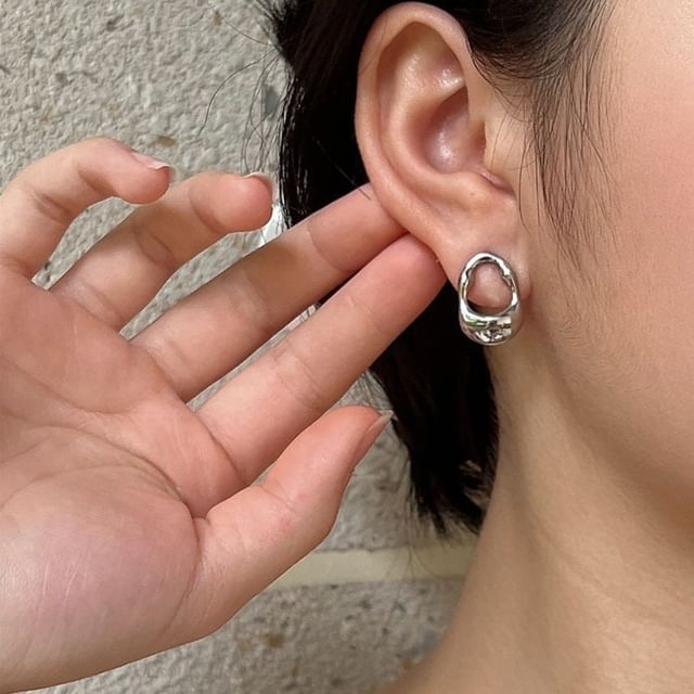 Hansha-Cutout Stud Earring