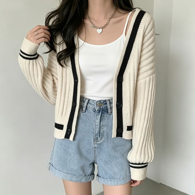 HYAKU-Cardigan mit V-Ausschnitt Knöpfen und Kontrastbesatz