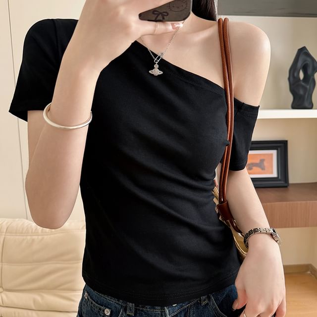 evanesce-Short-Sleeve Off-Shoulder Plain Slim Fit Tee