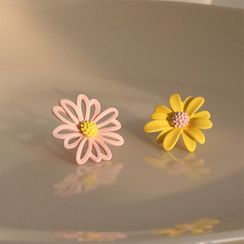 True Glam - Non-Matching Flower Stud Earring True Glam - Non-Matching Flower Stud Earring