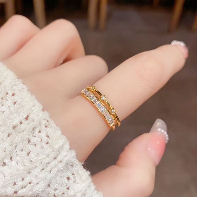 Chimerro-Rhinestone Layered Alloy Open Ring