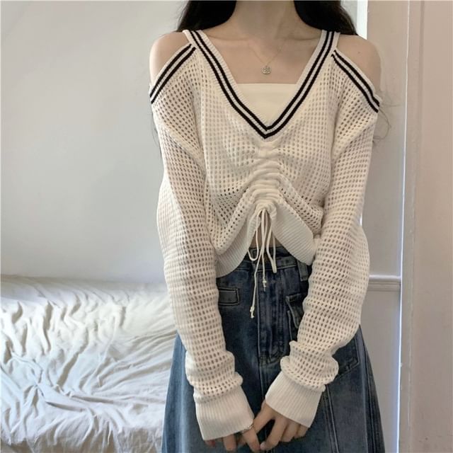 Sisyphi-Long Sleeve V-Neck Cold Shoulder Drawstring Hem Knitted Crop Top