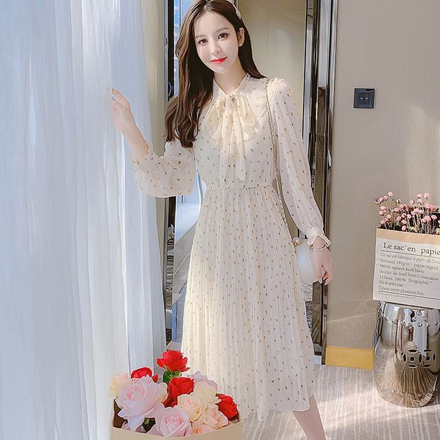 【BAON】Dobenny Flower Punching Shirring V-Neck S/Sleeve OP SUEANI Women's Casual Blouse Batwing Sleeve Loose Fitting