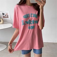 PIPPIN - Letter Emboss Cotton T-Shirt PIPPIN - Letter Emboss Cotton T-Shirt