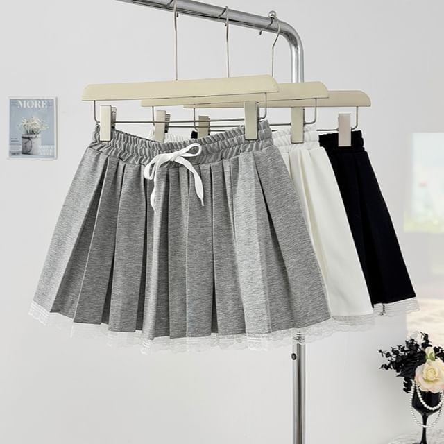 Lemongrass-Lace-Hem Drawstring Pleated Mini Skirt