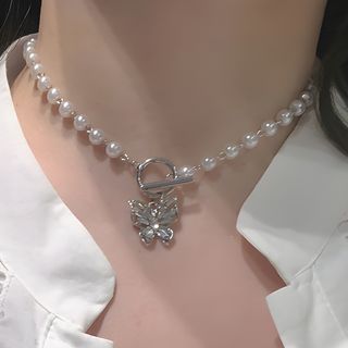 Studio Nana - Gargantilla de perlas de imitación con colgante de mariposa