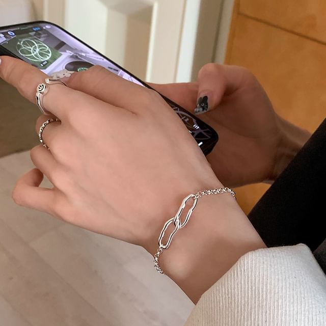 Hansha-Irregular Interlocking Hoop Alloy Bracelet