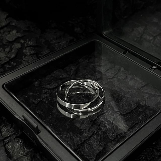 Black Degree-Layered Ring