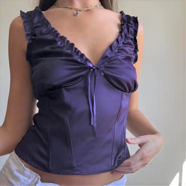 Rosesand-Slim-Fit-Tanktop aus Satin mit V-Ausschnitt Rüschenbesatz und Schleifenakzent