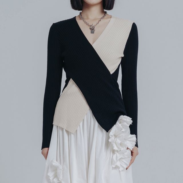 SIMPLE BLACK-Two Tone Knit Top