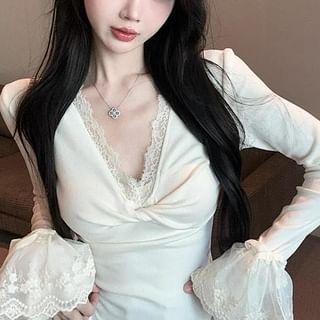 Essere-Long Sleeve Deep V-Neck Lace Trim Crop Top