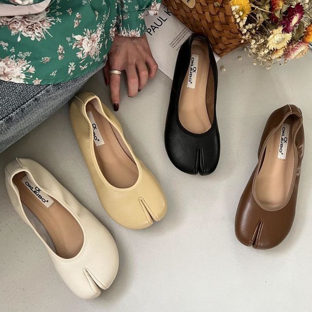 KICKOFF - Split Toe Flats | YesStyle