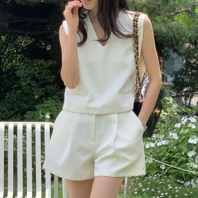 Coris-Set Sleeveless V-Neck Plain Top Mid Rise Shorts