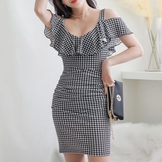 Arabesquito-Short-Sleeve V-Neck Cold Shoulder Gingham Ruched Mini Bodycon Dress