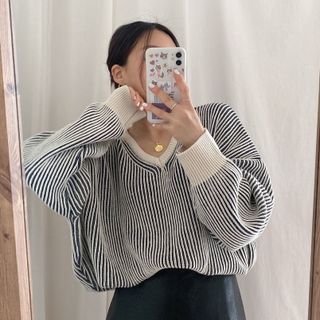 CosmoCorner - V-Neck Striped Sweater