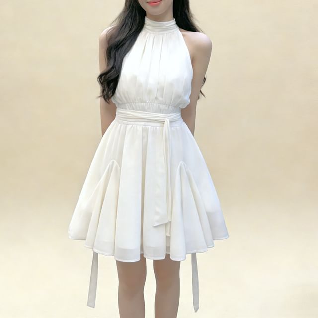 Yako-Neckholder-Minikleid in A-Linie mit geraffter Taille und Rüschen