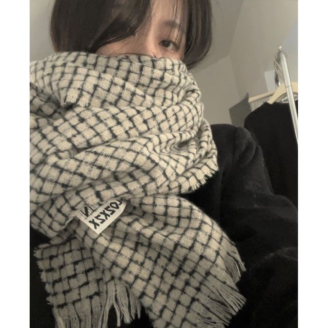 Hyeeun-Checked Fringed Scarf