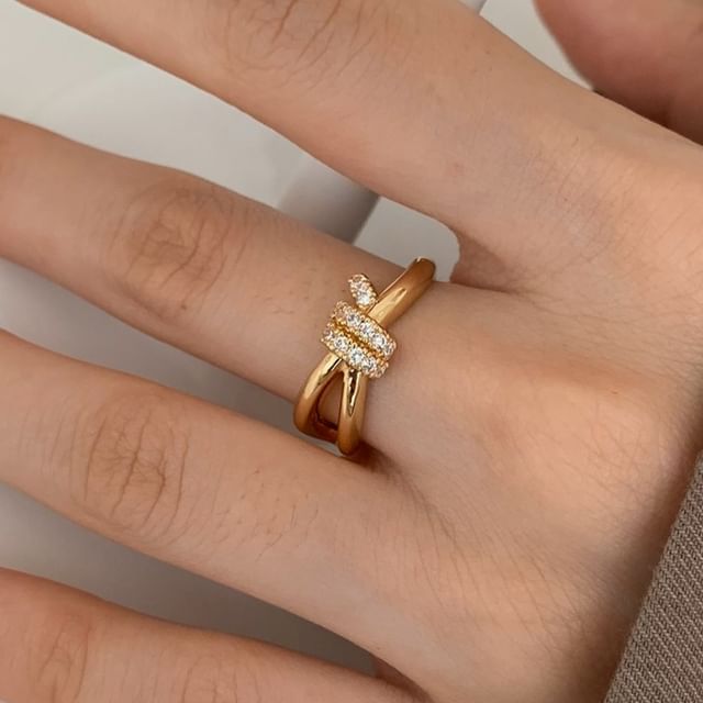 Betsuno-Rhinestone Knot Open Ring