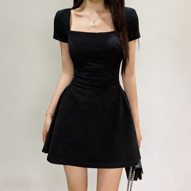 EFO-Einfarbiges gerüschtes Mini-A-Linien-Kleid mit kurzen Ärmeln und quadratischem Ausschnitt