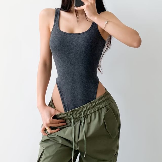 Asiris-Sleeveless Scoop Neck Plain Padded Bodysuit Top