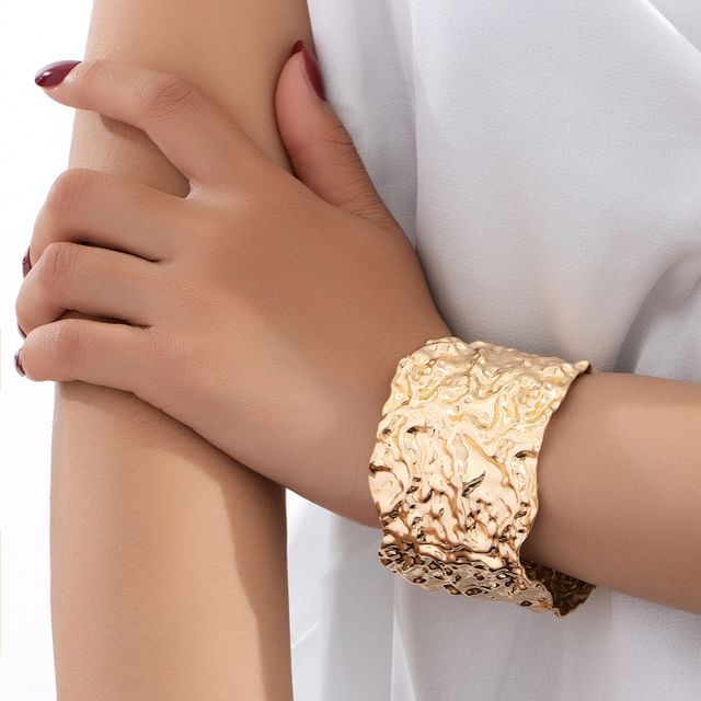 Gemsha-Textured Open Bangle