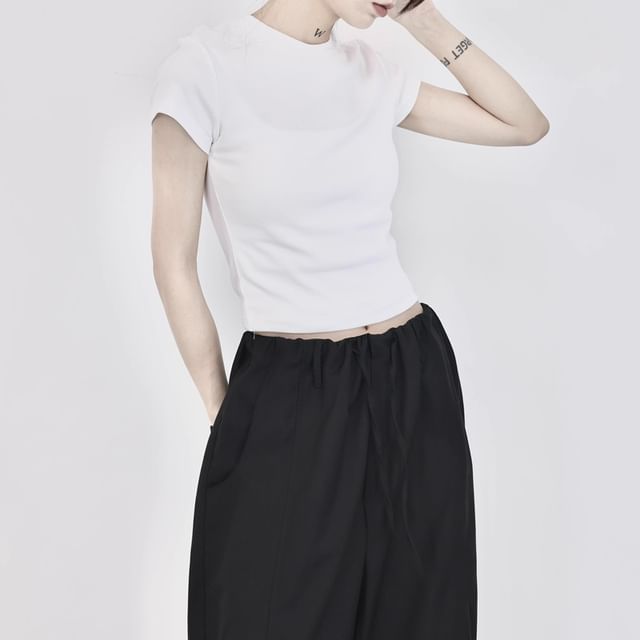 SIMPLE BLACK-Short Sleeve Round Neck Plain Tee
