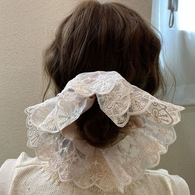 BeDaisy-Lace Scrunchie