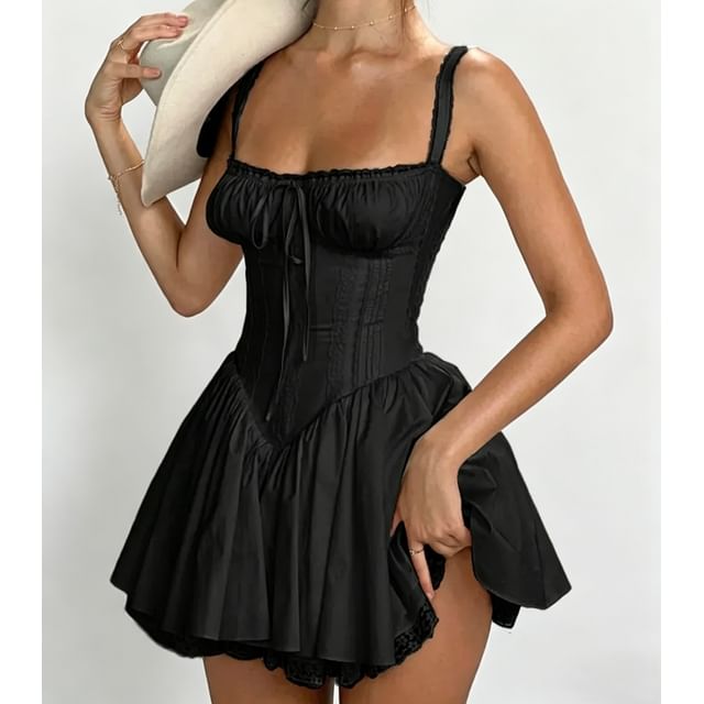 Honet-Ärmelloses schmal geschnittenes Mini-A-Linien-Kleid in Balletcore mit quadratischem Ausschnitt und Spitzenbesatz