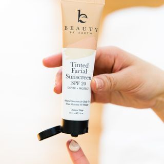Beauty by Earth - Tinted Facial Sunscreen SPF 20 Natural Beige