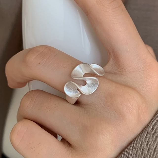 Betsuno-Ruffle Open Ring