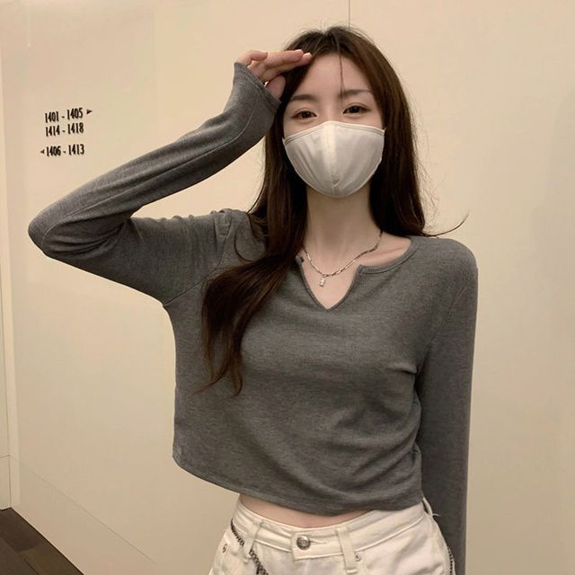 Hevnir-Long-Sleeve Notch Neck Plain Crop T-Shirt