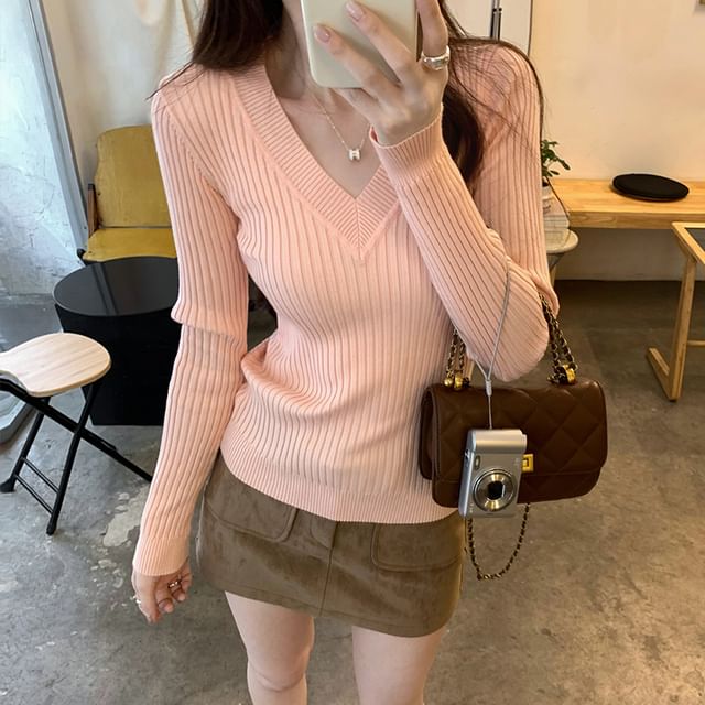 Dragan Pulse-Long-Sleeve V-Neck Plain Knit Top
