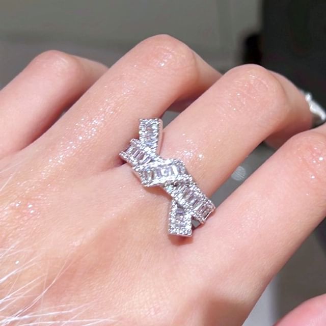 Sharkkira-Twisted Rhinestone Ring