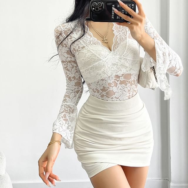 Maisee-V-Neck Lace Crop Top