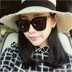 MOL Girl - Retro Square Frame Sunglasses MOL Girl - Retro Square Frame Sunglasses