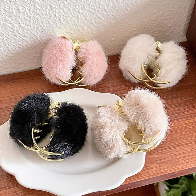 Oohlala! - Pom Pom Hair Claw | YesStyle Oohlala! - Pom Pom Hair Claw | YesStyle