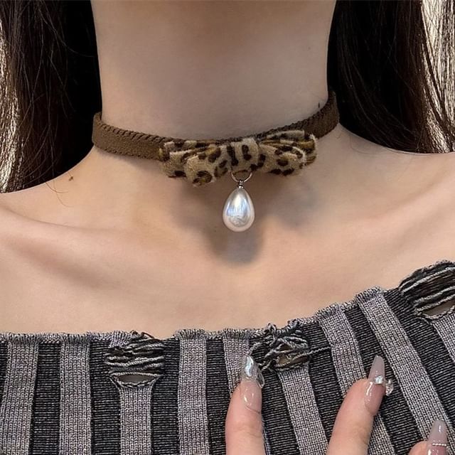 YANYUS Droplet Faux Pearl Pendant Leopard Print Bow Choker