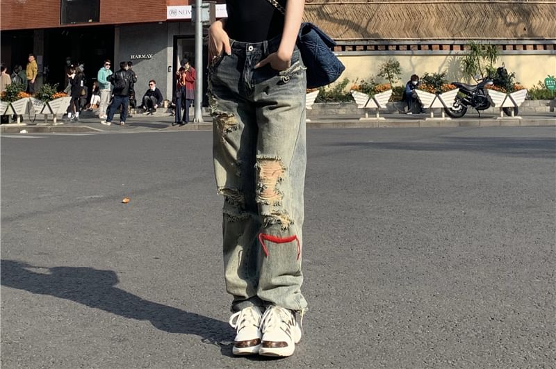 Distressed Loose Fit Jeans 