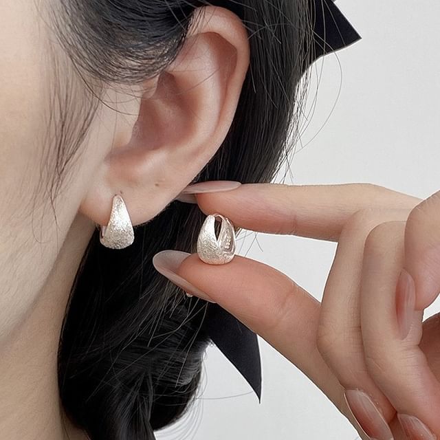 A-ROCH-925 Sterling Silver Huggie Earring