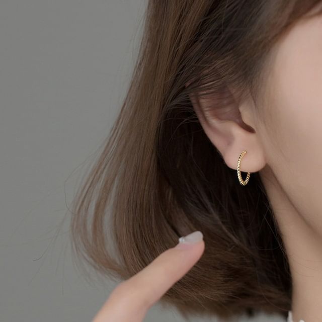 A-ROCH-925 Sterling Silver Twist Hoop Earring