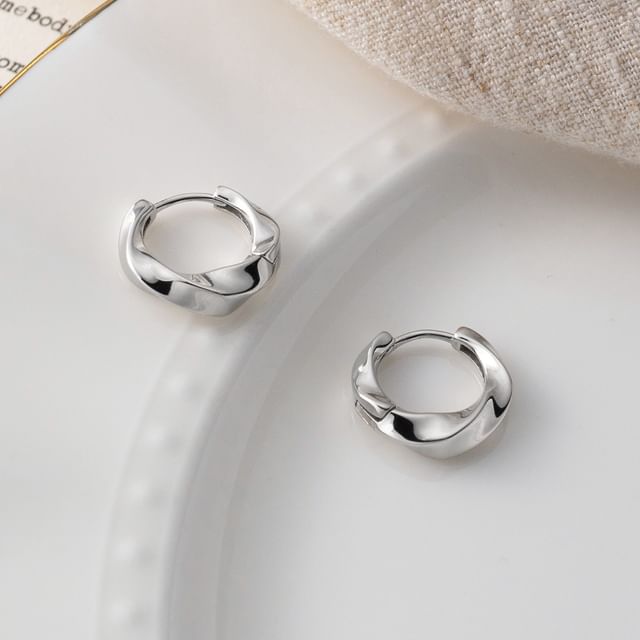 A-ROCH-925 Sterling Silver Twisted Huggie Earring