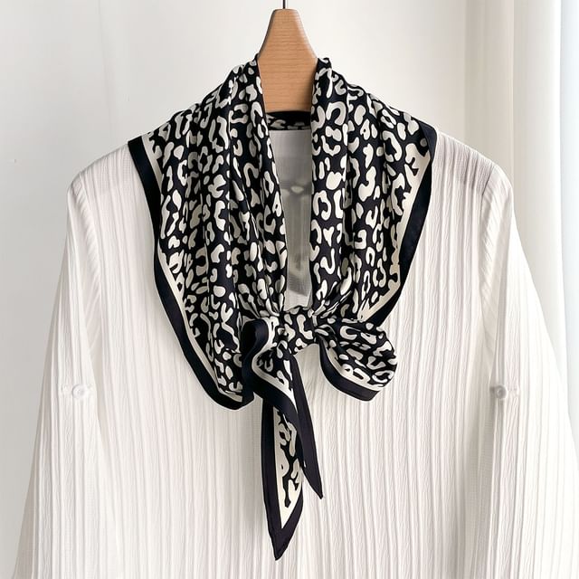 Amandier-Leopard Print Light Scarf