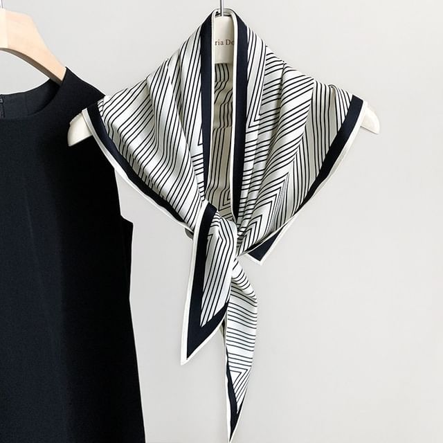 Amandier-Striped Contrast Trim Triangle Scarf