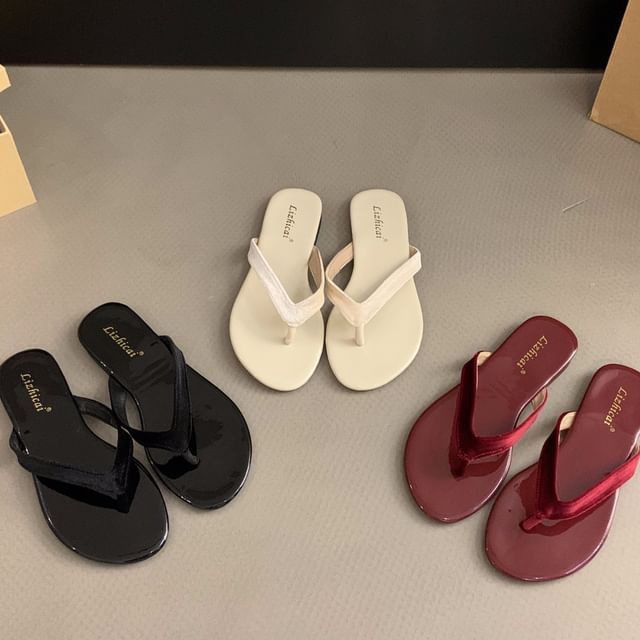 Anran-Faux Leather Plain Flat Flip Flops