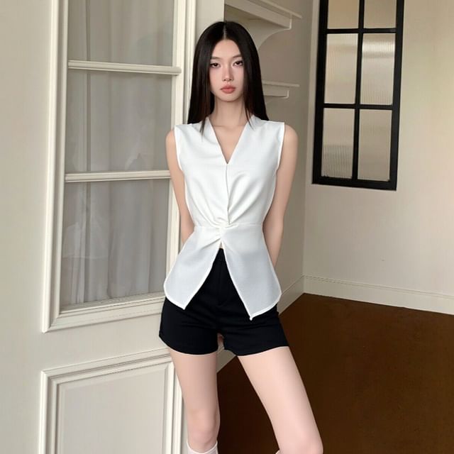 Arabesquito-Sleeveless V-Neck Plain Twisted Top