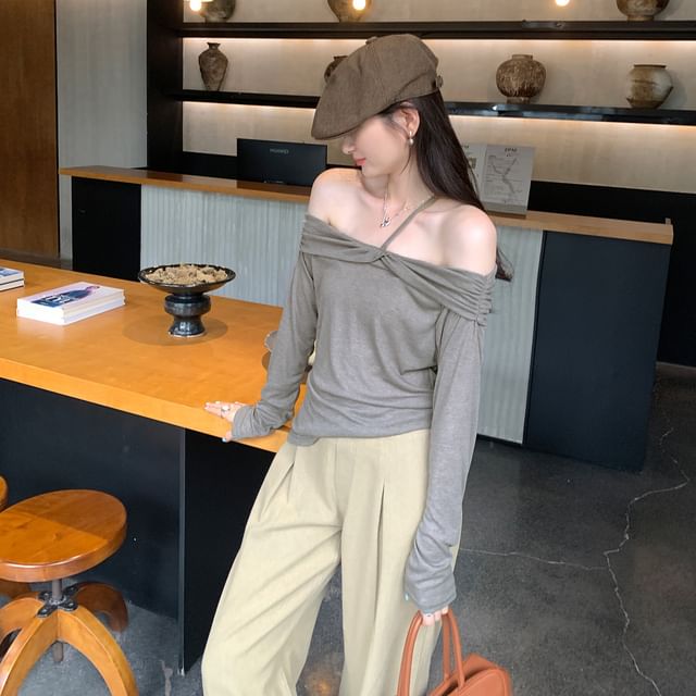 Asiris-Long-Sleeve Off-Shoulder Plain Ruched Tee