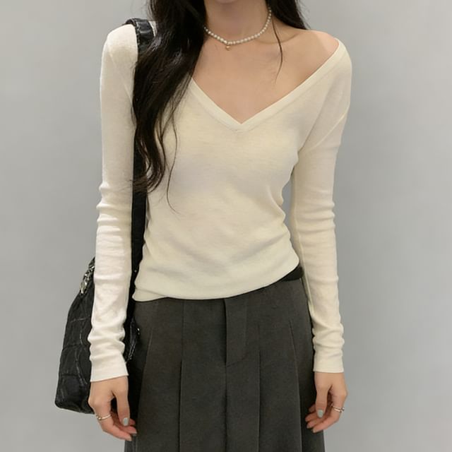 Asiris-Long-Sleeve V-Neck Plain Knit Top