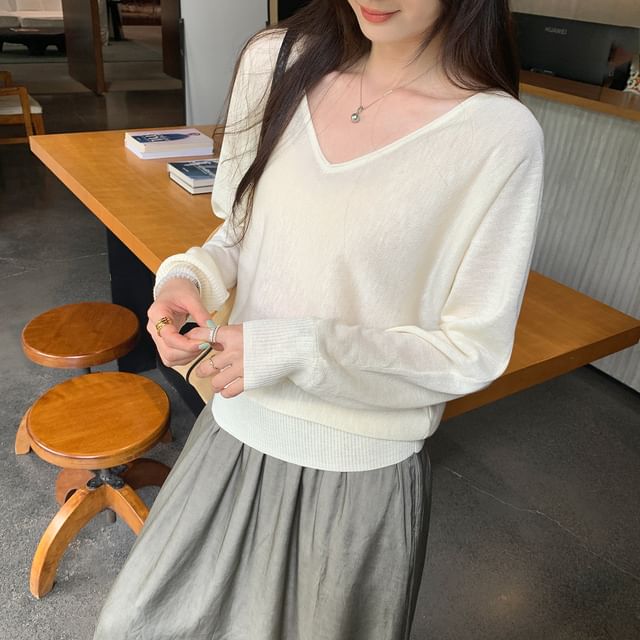 Asiris-Long-Sleeve V-Neck Plain Knit Top
